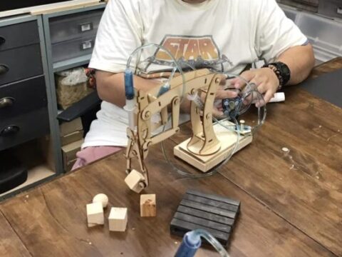 水の力で動くアームロボット作りです