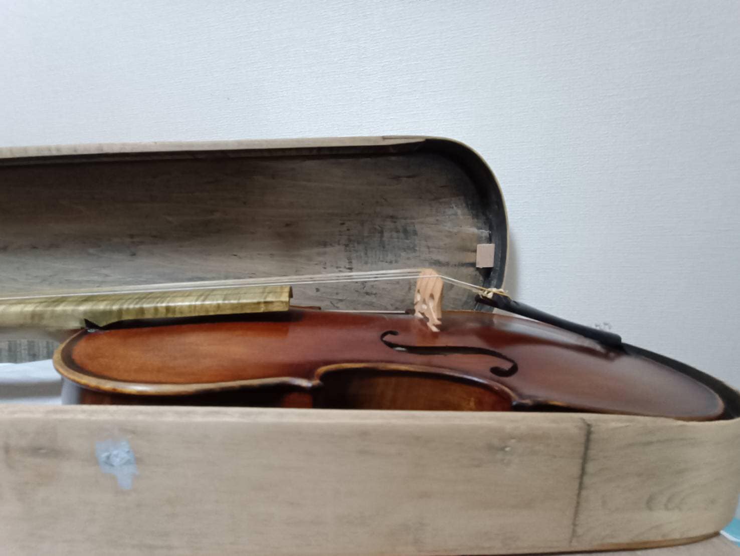 中古のバイオリンケースを修復中