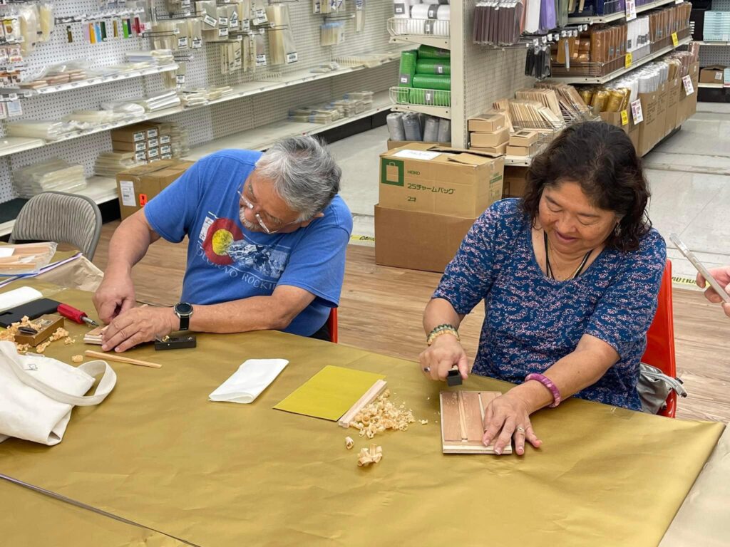 HonoluluのBenFranklin Craftsで箸作りワークショップ開催
