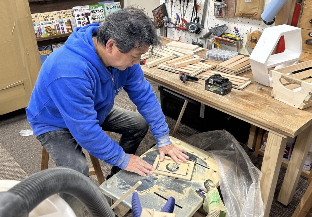 山田芳照 yamada yoshiteru DIY フレーム加工中、ルーターテーブルにストレートビット