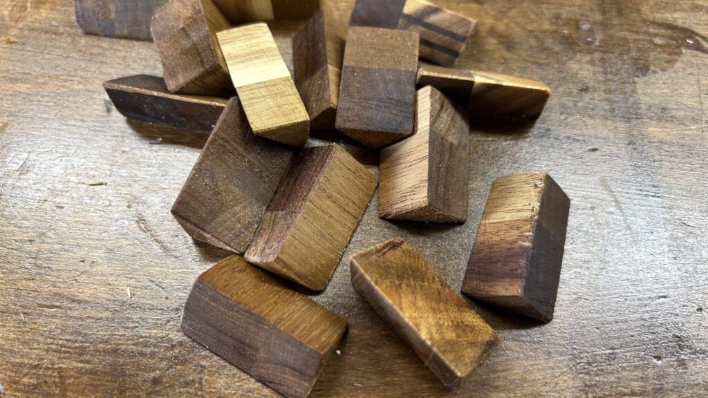 アカシアの集成材から三角ピースをカット
