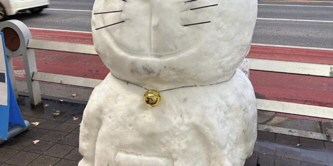 会社近くの靖国通り沿いに雪だるまを発見