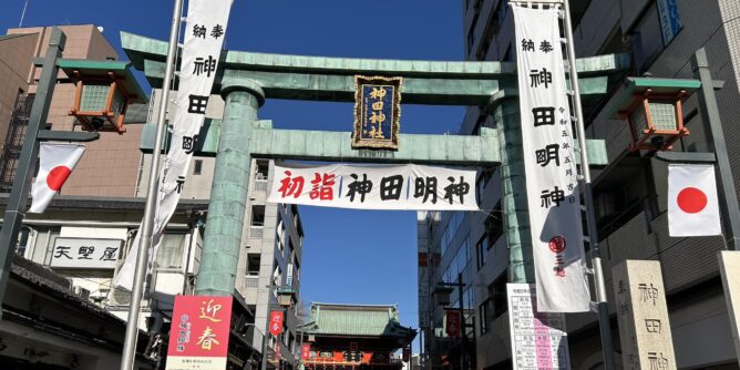 壊れた事務所のエアコンが、先ほどメーカーサービスが来て無事復活