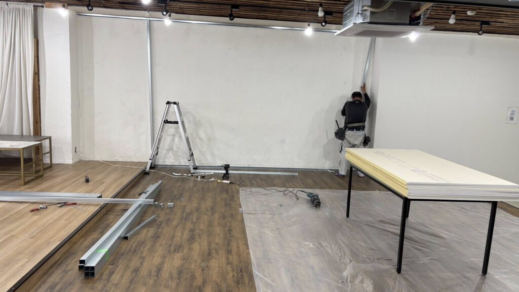 撮影用に大きな壁を作っています