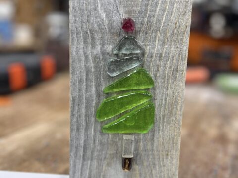 余り材で作るツリー、温もりがありますね