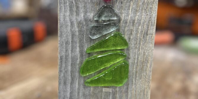 余り材で作るツリー、温もりがありますね