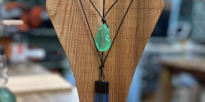 ウッドレジン用にディスプレイスタンドを作っています