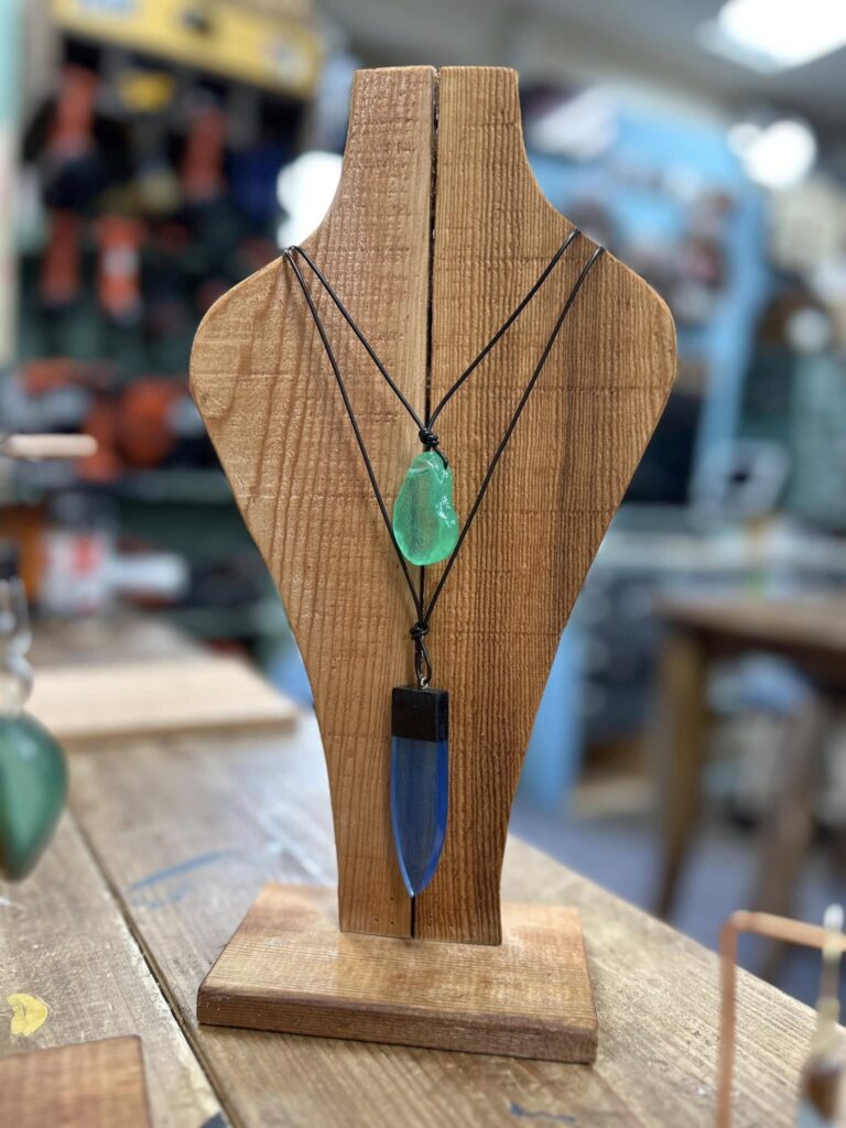 ウッドレジン用にディスプレイスタンドを作っています