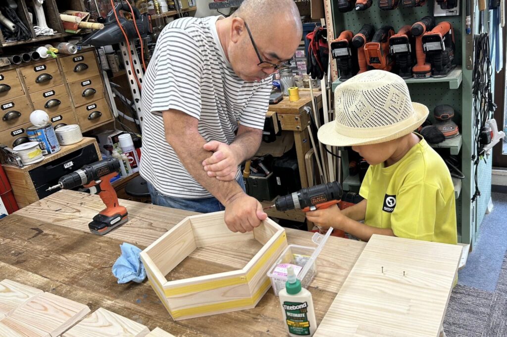 騒音や埃の関係で、家では出来ない加工をここでする