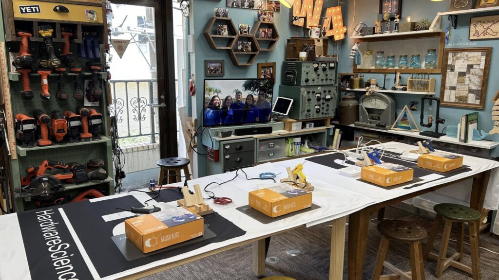 サイエンス自由研究を開催、ブラシボッツを作ってる