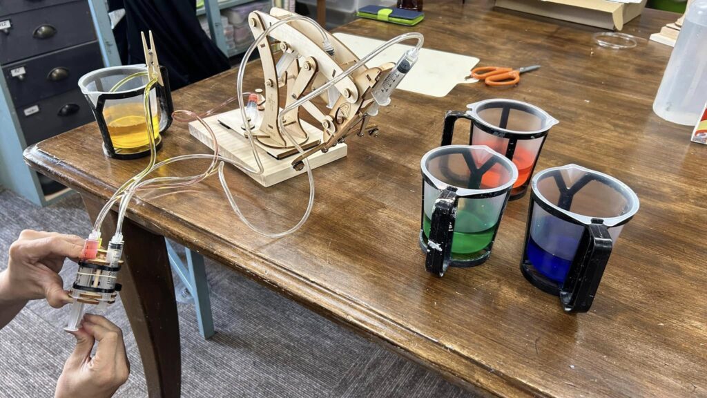 アームロボットを作る講座開催、4つの水シリンダー