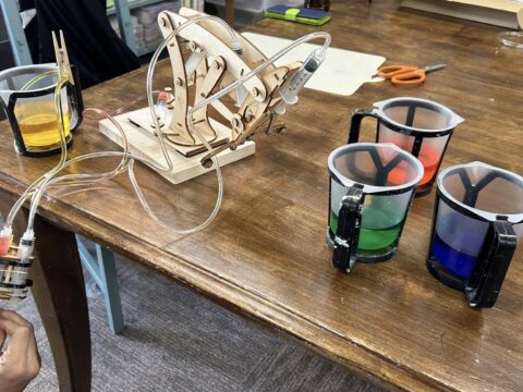 アームロボットを作る講座開催、4つの水シリンダー