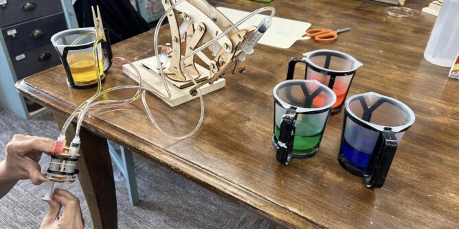 アームロボットを作る講座開催、4つの水シリンダー