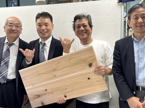 カフェ板の開発者はこの方、中国木材の新谷さん