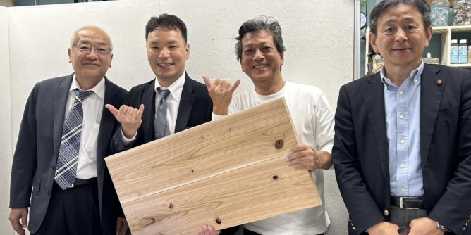 カフェ板の開発者はこの方、中国木材の新谷さん