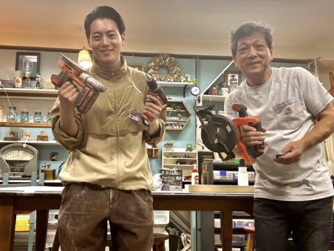 山田芳照 yamada yoshiteru DIY 三日月型の制作物はリフォーム中の部屋のアクセント