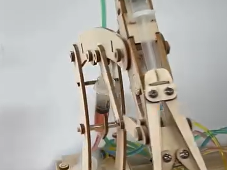 完成後も4つのシリンダーを動かすと、とにかく楽しい