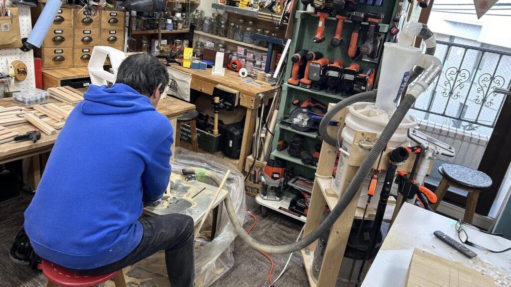 山田芳照 yamada yoshiteru DIY フレーム加工中、ルーターテーブルにストレートビット