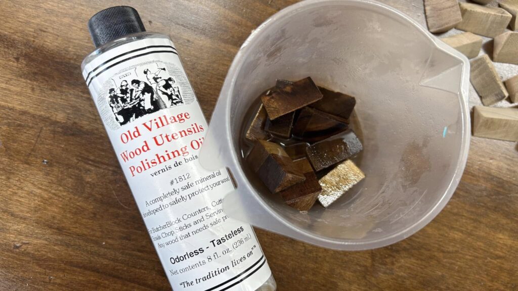 アカシアの集成材から三角ピースをカット