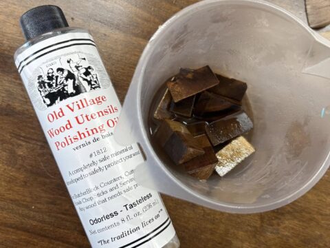 アカシアの集成材から三角ピースをカット