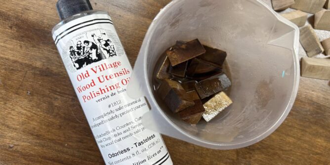 アカシアの集成材から三角ピースをカット