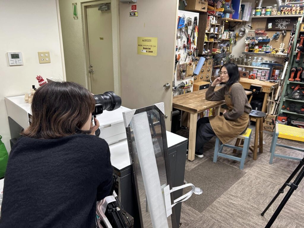 広報誌の撮影で俳優の神尾楓珠さんをサポート