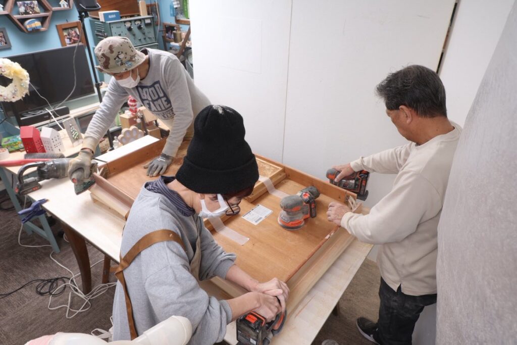 山田芳照 yamada yoshiteru DIY ダイニングテーブルの塗り替えです
