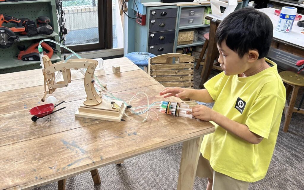 騒音や埃の関係で、家では出来ない加工をここでする