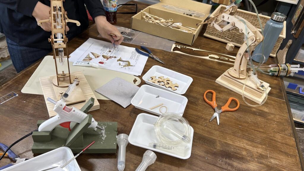 アームロボットを作る講座開催、4つの水シリンダー