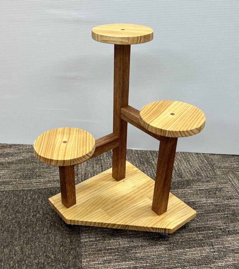 今月の新作　コンパクトな3段フラワースタンド