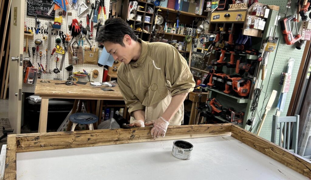 山口大地さんのDIYをサポート。ダメージ加工のミラー枠