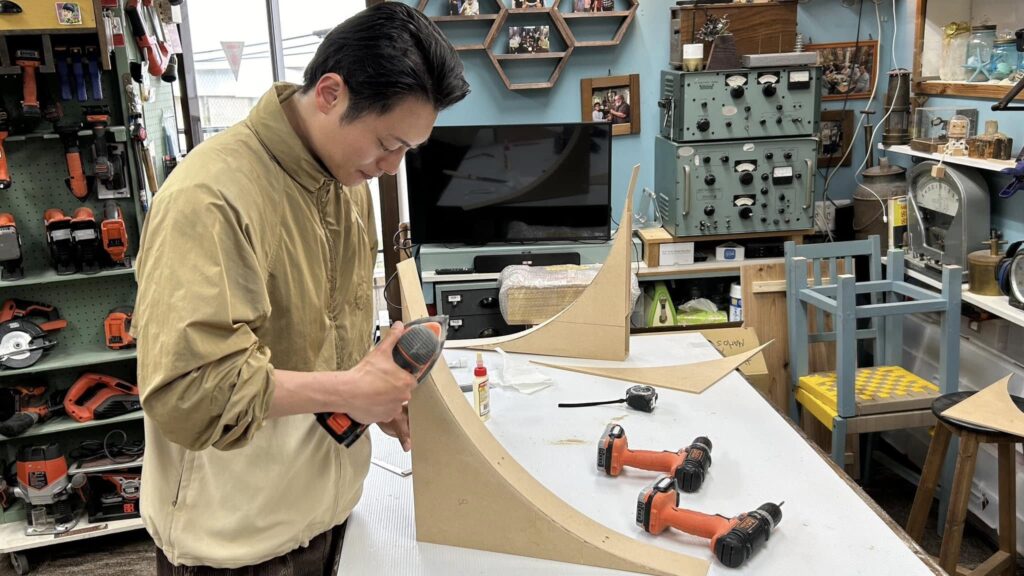 三日月型の制作物はリフォーム中の部屋のアクセント