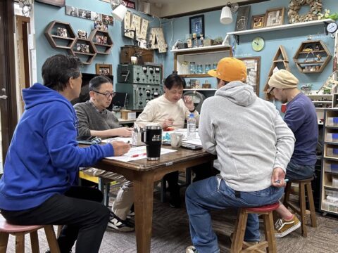 山田芳照 yamada yoshiteru DIY DIY本7冊目、編集会議中！4週間の留守中も作業進行