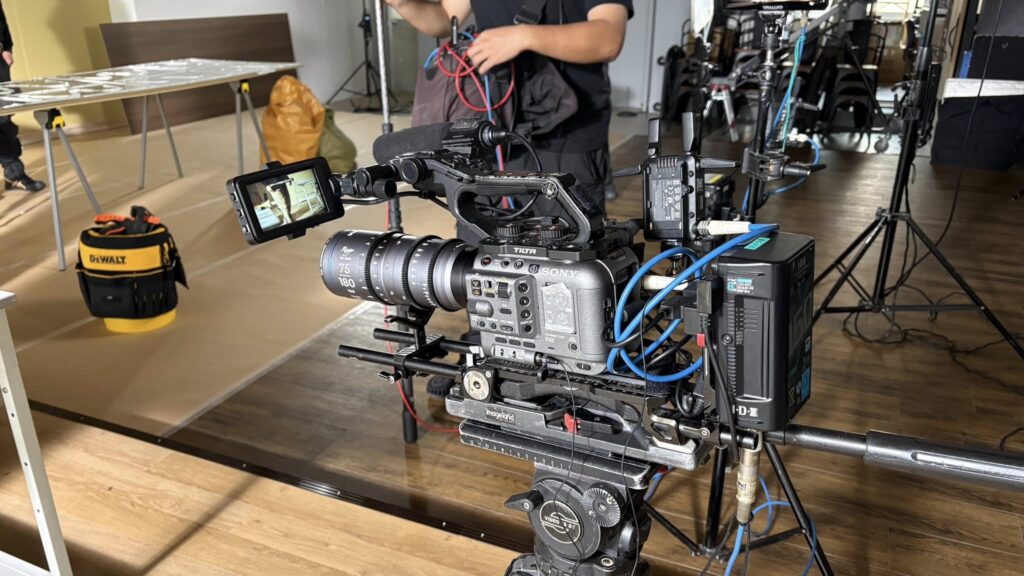 セットの壁を使ってPart2, Iconic動画撮影中