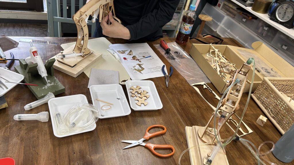 アームロボットを作る講座開催、4つの水シリンダー