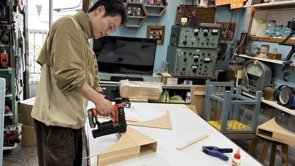 三日月型の制作物はリフォーム中の部屋のアクセント