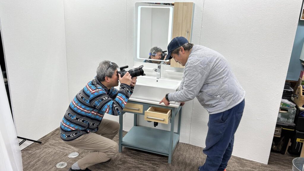 DIYハウツー撮影中、洗面台の作り方