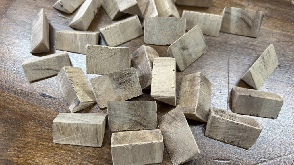 アカシアの集成材から三角ピースをカット