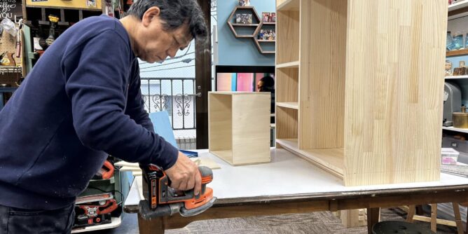 山田芳照 yamada yoshiteru DIY 広報誌撮影用に作品を試作中