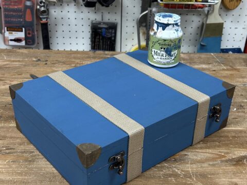 木製トランクケースの見本を製作中