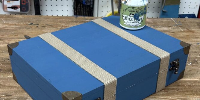 木製トランクケースの見本を製作中