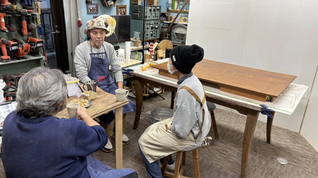ダイニングテーブルの塗り替えです