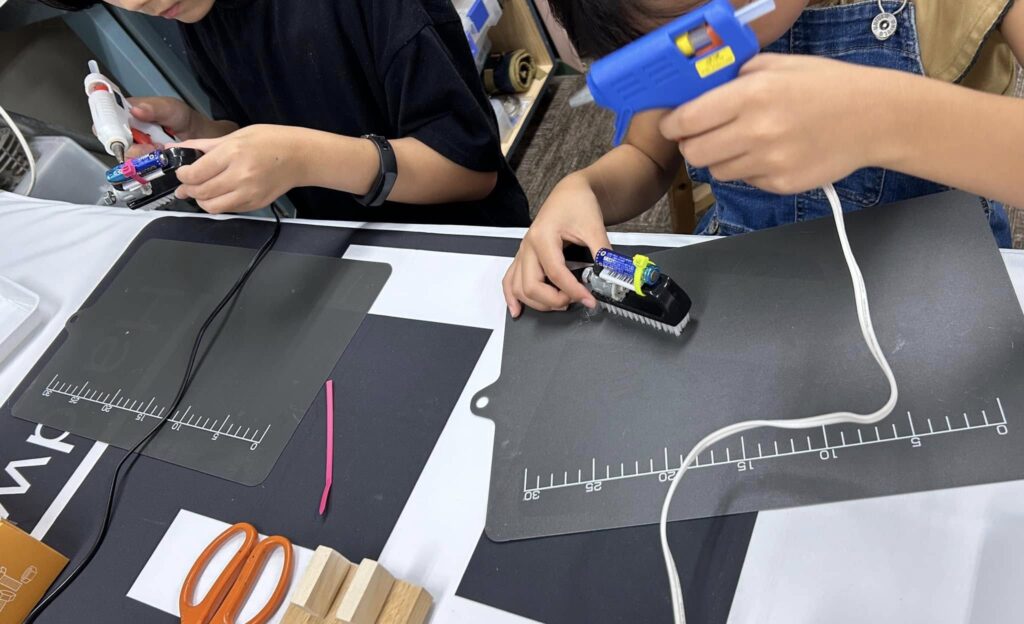 サイエンス自由研究を開催、ブラシボッツを作ってる