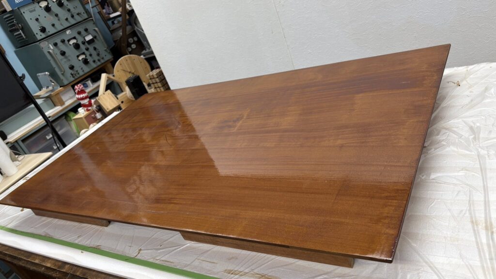 ダイニングテーブルの塗り替えです