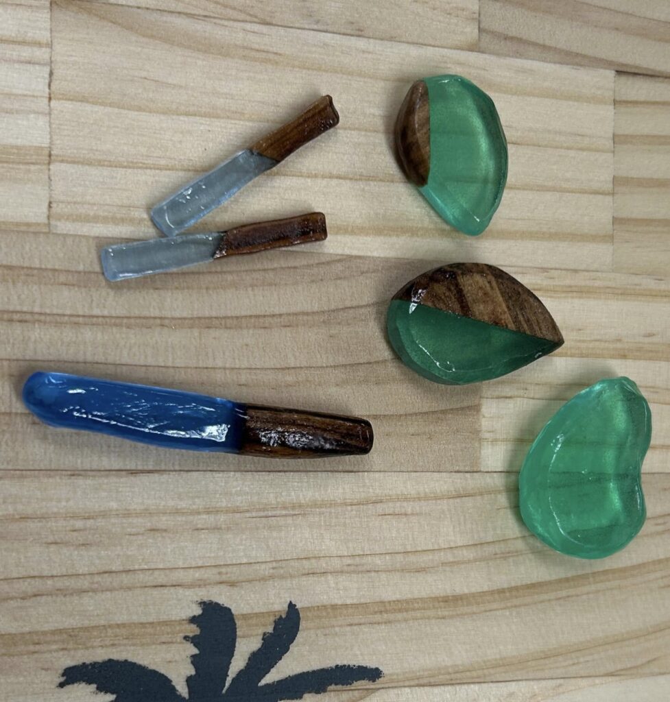 ウッドレジンに挑戦、レジンは2液混合タイプを使います