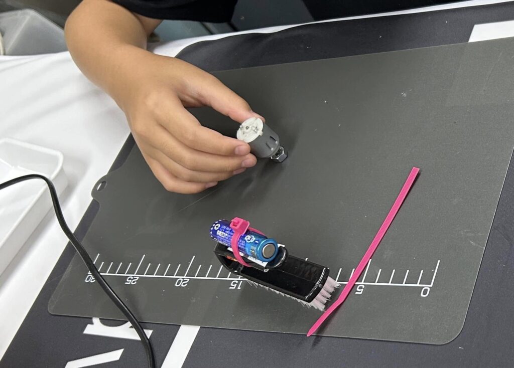 サイエンス自由研究を開催、ブラシボッツを作ってる