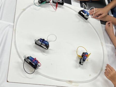 サイエンス自由研究を開催、ブラシボッツを作ってる