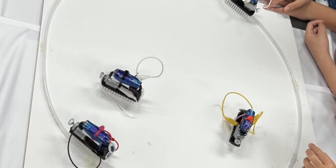 サイエンス自由研究を開催、ブラシボッツを作ってる