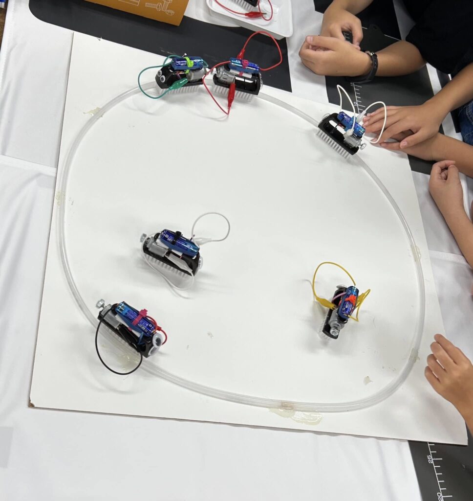 サイエンス自由研究を開催、ブラシボッツを作ってる