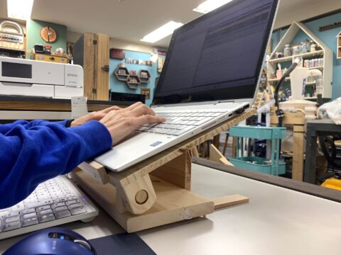 姿勢が良くなるPCホルダー試作中